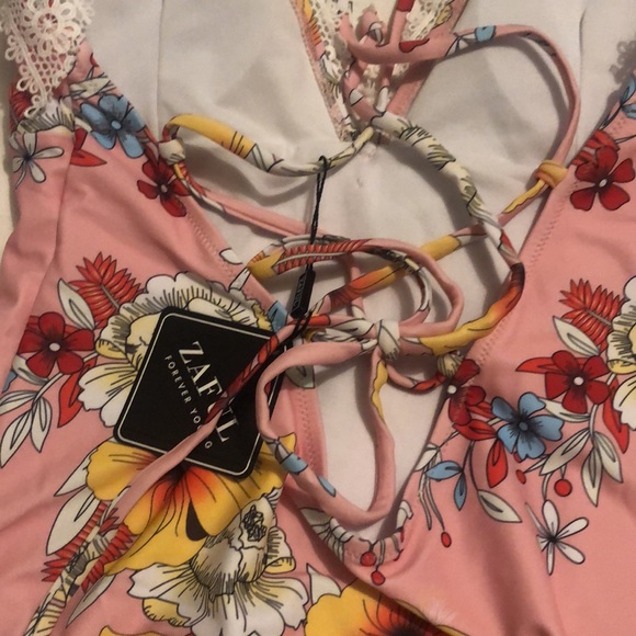 One piece swimsuit - Picture 3 of 4